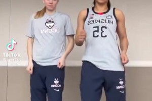 这视频会火吗？佩奇此前和女友阿齐·福德一起自拍尬舞😂